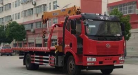 解放帶吊一拖二清障車圖片